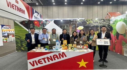 Bà Nguyễn Thị Minh Hiền, Giám đốc Công ty TNHH Quốc tế NPI (thứ ba từ phải sang) tham gia trưng bày, giới thiệu, kết nối xuất khẩu hàng hóa tại Hàn Quốc. Ảnh: NVCC