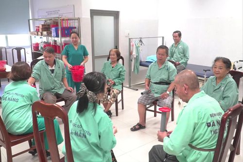 Không khí tập luyện vui vẻ giúp bệnh nhân có thêm động lực phục hồi. Ảnh: HỮU TRUNG