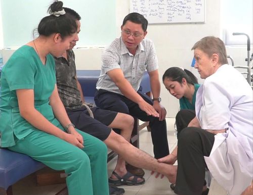 Chuyên gia vật lý trị liệu - phục hồi chức năng Virginia Mary Lockett (bìa phải) đồng hành Bệnh viện Y học cổ truyền thành phố Đà Nẵng trong hoạt động phục hồi chức năng. Ảnh: HỮU TRUNG