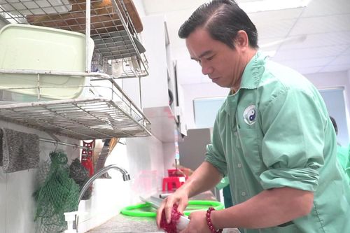 Bệnh nhân sau tai biến tập những kỹ năng cần thiết cho sinh hoạt thường ngày. Ảnh: HỮU TRUNG