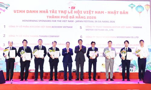 Đại sứ Đặc mệnh toàn quyền Nhật Bản tại Việt Nam Ito Naoki (thứ 5, từ phải sang) và Chủ tịch UBND thành phố Nguyễn Mạnh Hùng (thứ 5, từ trái sang) vinh danh nhà tài trợ lễ hội. Ảnh: NGỌC HÀ