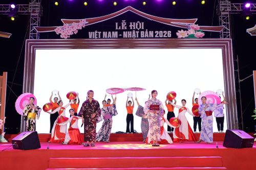 Chương trình giao lưu nghệ thuật Việt Nam - Nhật Bản tại lễ khai mạc. Ảnh: NGỌC HÀ