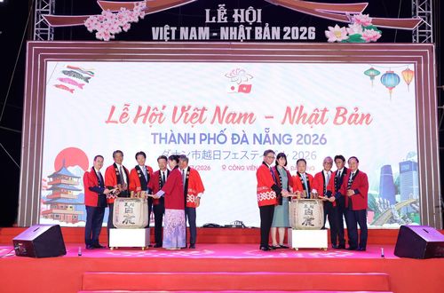 Các đại biểu thực hiện nghi thức đập rượu khai mạc Lễ hội Việt Nam - Nhật Bản thành phố Đà Nẵng 2026. Ảnh: NGỌC HÀ