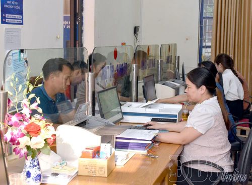 Cán bộ Trung tâm Phục vụ hành chính công xã Mường Toong giải quyết các thủ tục hành chính cho người dân.