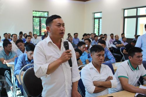 Người dân xã Pu Nhi kiến nghị với lãnh đạo xã tại hội nghị tiếp xúc cử tri. Ảnh: Lan Anh.
