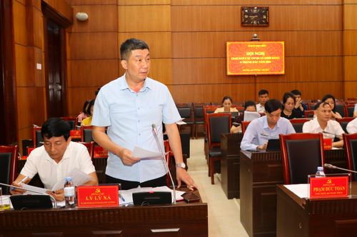 Đồng chí Lỳ Lỳ Xá, Ủy viên BCH Đảng bộ tỉnh, Phó trưởng Ban Tuyên giáo và Dân vận Tỉnh ủy phát biểu tại hội nghị. 