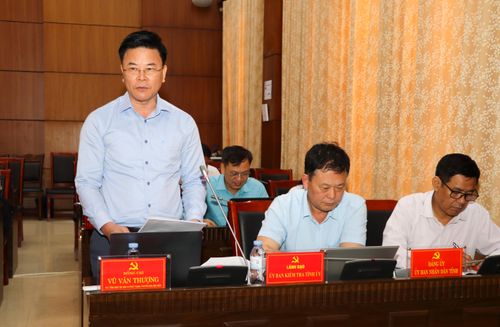 Đồng chí Vũ Văn Thượng, Ủy viên BCH Đảng bộ tỉnh, Giám đốc Báo và phát thanh, truyền hình Điện Biên phát biểu tại hội nghị. 