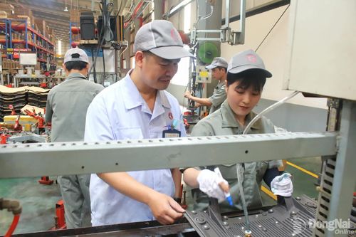 Các đảng viên tại Công ty hữu hạn cơ khí động lực Toàn Cầu (phường Trảng Bom) tích cực sản xuất.