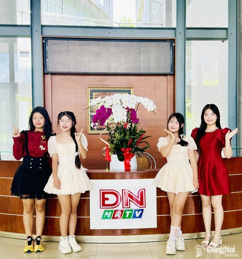 Khả Doanh và Yến Trang chụp ảnh lưu niệm tại Báo và Phát thanh, Truyền hình Đồng Nai trước khi tham gia chương trình. Ảnh: Minh Huệ