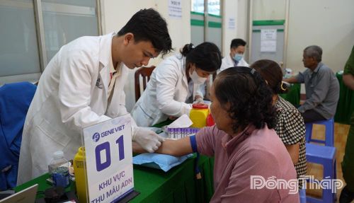 GeneViet thu mẫu ADN của thân nhân liệt sĩ chưa xác định danh tính.