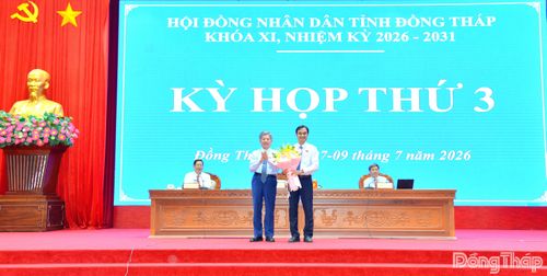 Đồng chí Ngô Chí Cường tặng hoa đồng chí Nguyễn Văn Vũ Minh.