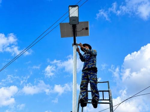  Lắp đặt đèn năng lượng mặt trời tại làng Vĩnh An. Ảnh: Khoa Đoàn 