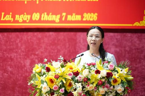Phó Chủ nhiệm Ủy ban Kiểm tra Tỉnh ủy Lê Bình Thanh báo cáo công tác kiểm tra, giám sát, kỷ luật Đảng 6 tháng; phương hướng, nhiệm vụ 6 tháng cuối năm 2026. Ảnh: N.H