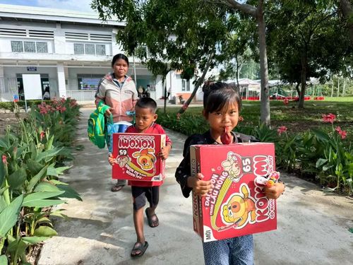  Chương trình tặng 2.500 phần quà cho người dân các làng của xã Pờ Tó. Ảnh: Minh Châu 