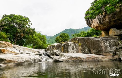 Quang cảnh suối Bà Dầu, còn được gọi là Suối Đá.