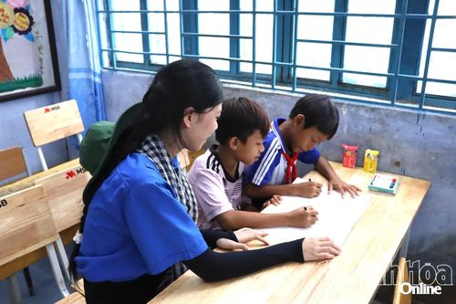 Đoàn viên hướng dẫn học sinh học tiếng Anh tại Trường Tiểu học và THCS Phước Kháng.