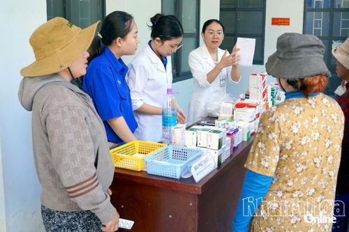 Đoàn viên Trường Đại học Thái Bình Dương phối hợp Bệnh viện Đa khoa Yersin Nha Trang khám bệnh, cấp phát thuốc miễn phí cho người dân.