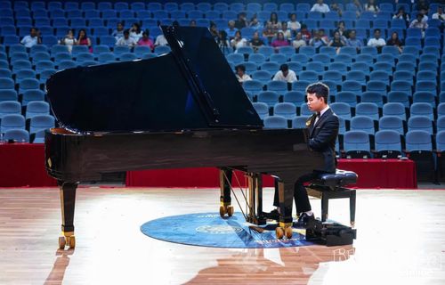 Thí sinh thể hiện năng khiếu trên sân khấu chuyên nghiệp.