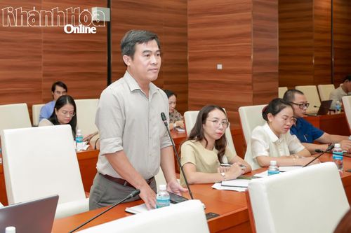 Đại diện phường Ninh Hòa trao đổi một số vấn đề liên quan đến công tác tuyên giáo, dân vận tại địa phương.