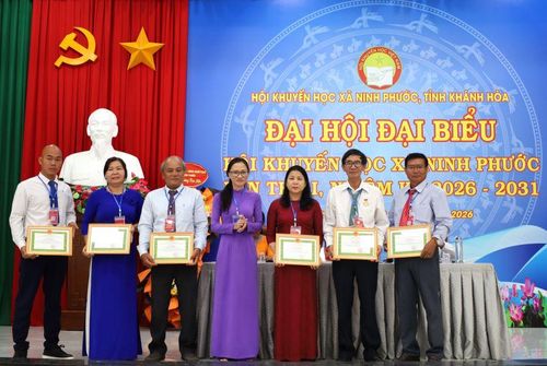 Lãnh đạo UBND xã tặng giấy khen cho các tập thể và cá nhân.