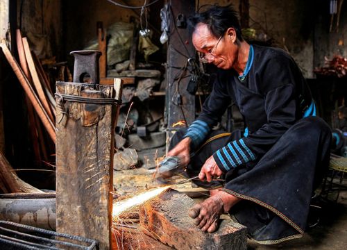 Nghề rèn truyền thống của người Mông. Ảnh: Tuấn Vũ