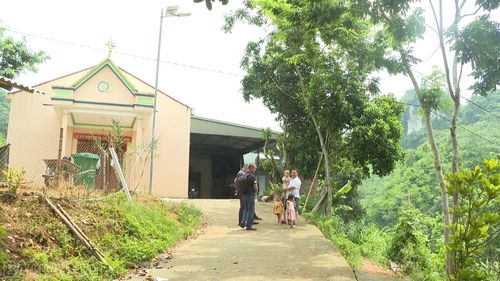 Những căn nhà nằm dưới chân đồi - nơi người dân vẫn sinh sống dù khu vực đã được cảnh báo nguy cơ sạt lở.