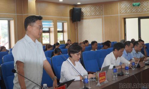 Đồng chí Nguyễn Duy Hòa - Ủy viên Ban Chấp hành Đảng bộ tỉnh, Bí thư Đảng ủy, Chủ tịch HĐND xã Bắc Hà phát biểu tại hội nghị.