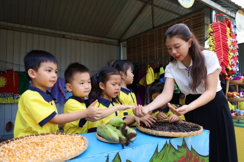 Cô và trẻ Trường Mầm non Hoa Hồng ở xã Tuy Đức trong tiết trải nghiệm