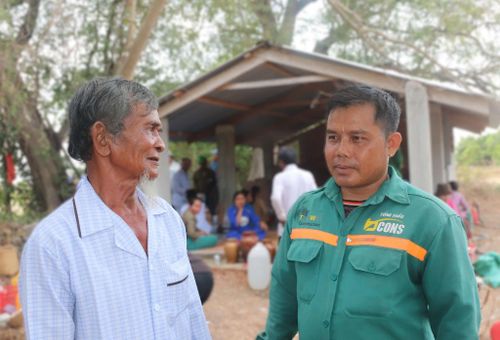 Ông Mang Gió (bên phải) trò chuyện với già làng Mang Văn Lai