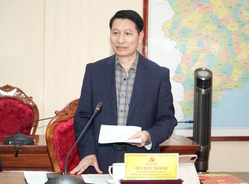 Đồng chí Bùi Huy Thành, Ủy viên Ban Thường vụ Tỉnh ủy, Trưởng Ban Tuyên giáo và Dân vận Tỉnh ủy báo cáo tại hội nghị