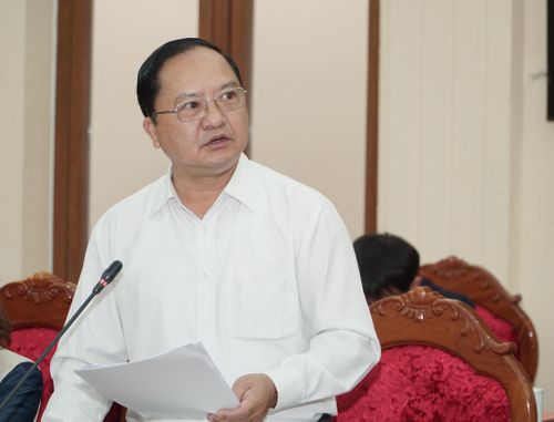 Lãnh đạo Ủy ban MTTQ Việt Nam tỉnh báo cáo tại hội nghị