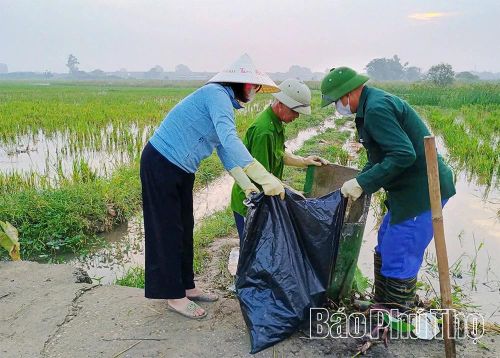 Người dân chung tay bảo vệ môi trường nông thôn bằng cách thu gom, phân loại và bỏ rác đúng nơi quy định.
