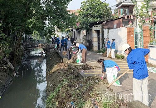 Đoàn viên thanh niên xã Vĩnh Hưng tham gia dọn vệ sinh môi trường.