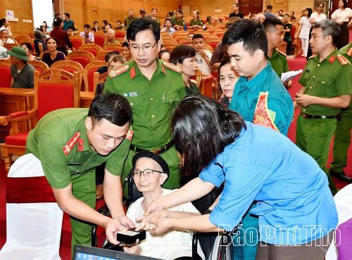Lực lượng công an và các đoàn viên thanh niên tích cực hỗ trợ thân nhân liệt sĩ.