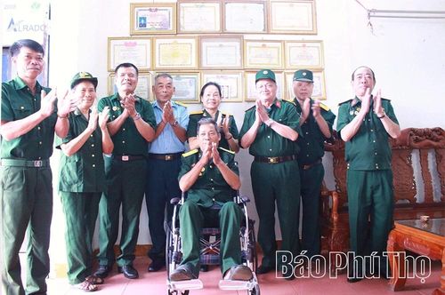 Trao tặng xe lăn cho nạn nhân chất độc da cam Nguyễn Duy Nho ở thôn Tân Thịnh, xã Minh Đài.