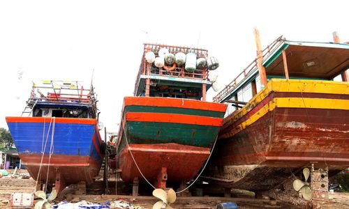 Mỗi năm các xưởng sửa chữa, đóng mới cho hơn 400 tàu thuyền, phục vụ ngư dân phường Đồng Hới và các khu vực lân cận - Ảnh: H.Tr