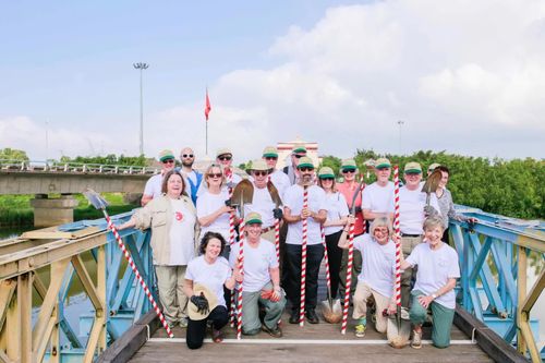 Du khách nước ngoài đến Khu Di tích quốc gia đặc biệt Đôi bờ Hiền Lương-Bến Hải tham gia hoạt động trồng cây xanh, gửi gắm thông điệp hòa bình - Ảnh: T.L