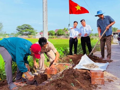 Người dân xã Cửa Việt chung sức xây dựng hạ tầng nông thôn - Ảnh: Ủy ban MTTQVN xã Cửa Việt