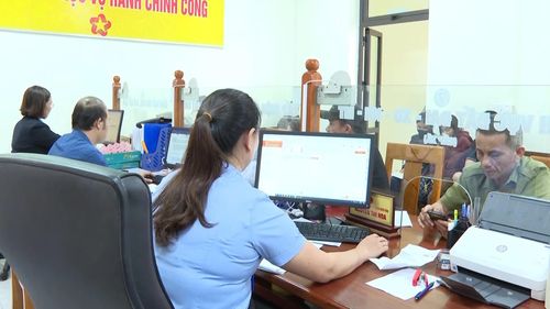 Người dân thực hiện các thủ tục tại Trung tâm Phục vụ hành chính công xã Phong Nha - Ảnh: T.Đ