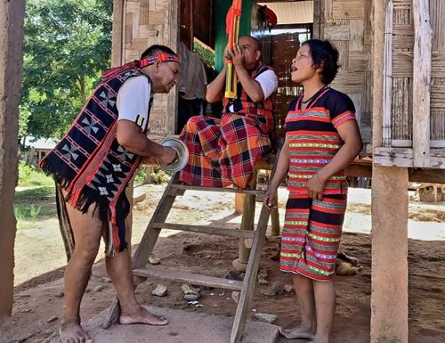Ông Hồ In (ngoài cùng bên trái) biểu diễn văn nghệ truyền thống cùng người dân địa phương - Ảnh: K.S