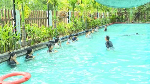 Hoạt động dạy bơi miễn phí trong dịp hè tại xã Bố Trạch góp phần tạo môi trường an toàn, lành mạnh cho trẻ em - Ảnh: L.M