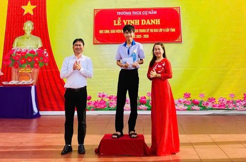 Trường THCS Cự Nẫm khen thưởng học sinh đạt thành tích cao trong năm học 2025-2026 - Ảnh: L.M