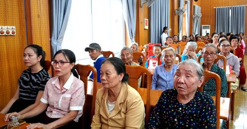 Đại diện các gia đình người có công trên địa bàn phường Đồng Hới tham dự buổi gặp mặt - Ảnh: H.Tr
