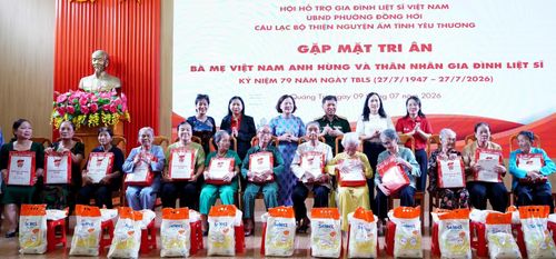 Đồng chí Trung tướng Trần Tấn Hùng, Phó Chủ tịch Thường trực Hội hỗ trợ gia đình liệt sĩ Việt Nam và đại diện các đơn vị, địa phương trao quà tặng các gia đình người có công - Ảnh: H.Tr