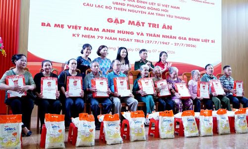 Đồng chí Trung tướng Trần Tấn Hùng, Phó Chủ tịch Thường trực Hội hỗ trợ gia đình liệt sĩ Việt Nam và đại diện các đơn vị, địa phương trao quà tặng các gia đình người có công - Ảnh: H.Tr