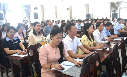 Các học viên tập trung, nghiêm túc tiếp thu các chuyên đề - Ảnh: Đ.V