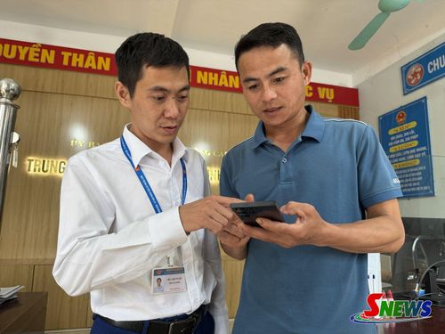 Cán bộ Trung tâm Phục vụ hành chính công hướng dẫn người dân nộp hồ sơ trực tuyến.