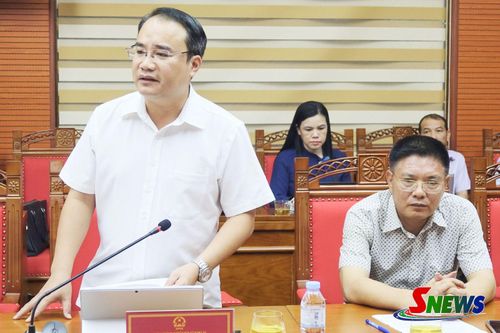 Lãnh đạo xã Nậm Lầu phát biểu.