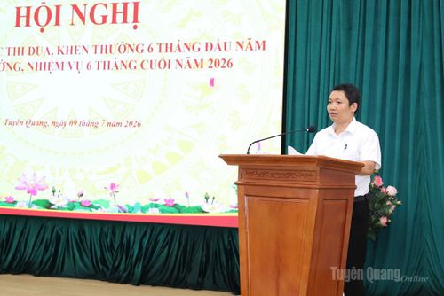 Lãnh đạo Ban Thi đua - Khen thưởng tỉnh phát biểu tại hội nghị.