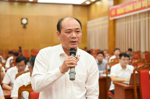 Ông Nguyễn Văn Phương thông tin tại hội nghị.